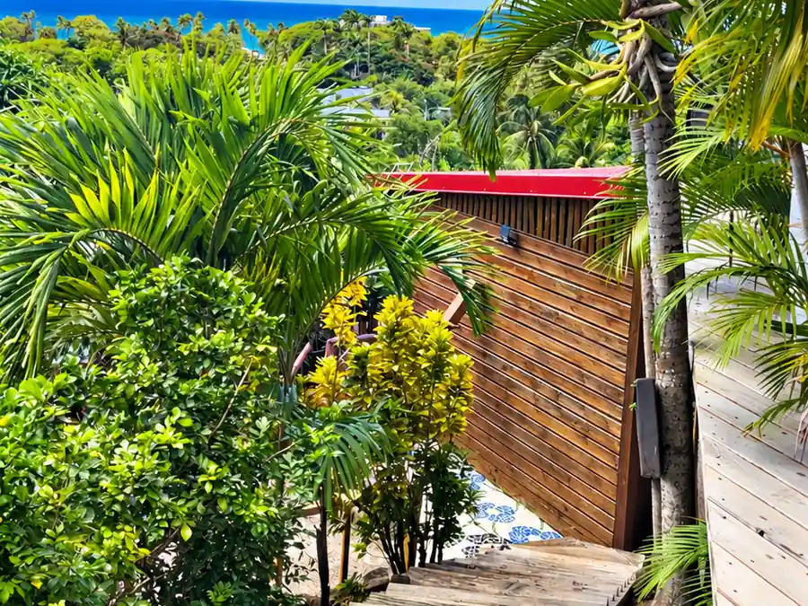 La vue sur la mer depuis une terrasse
